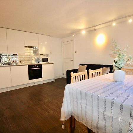 Superb flat near Victoria station Apartment Londra Exterior foto