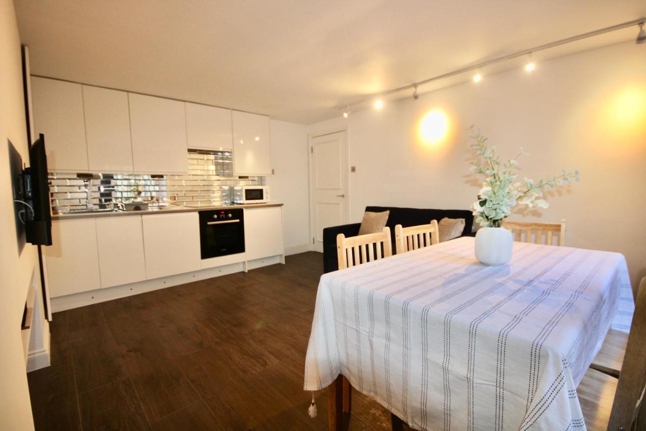 Superb flat near Victoria station Apartment Londra Exterior foto